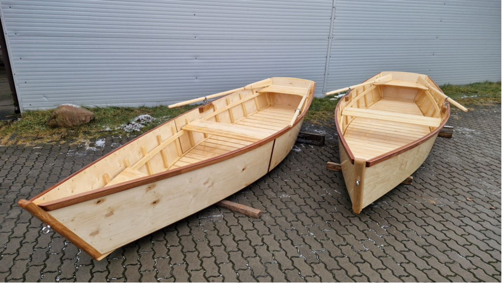 Łódź drewniana lakierowana